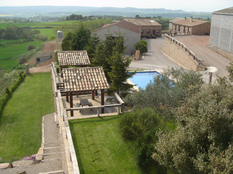 General view of the farmhouse, the accommodations and the pool area